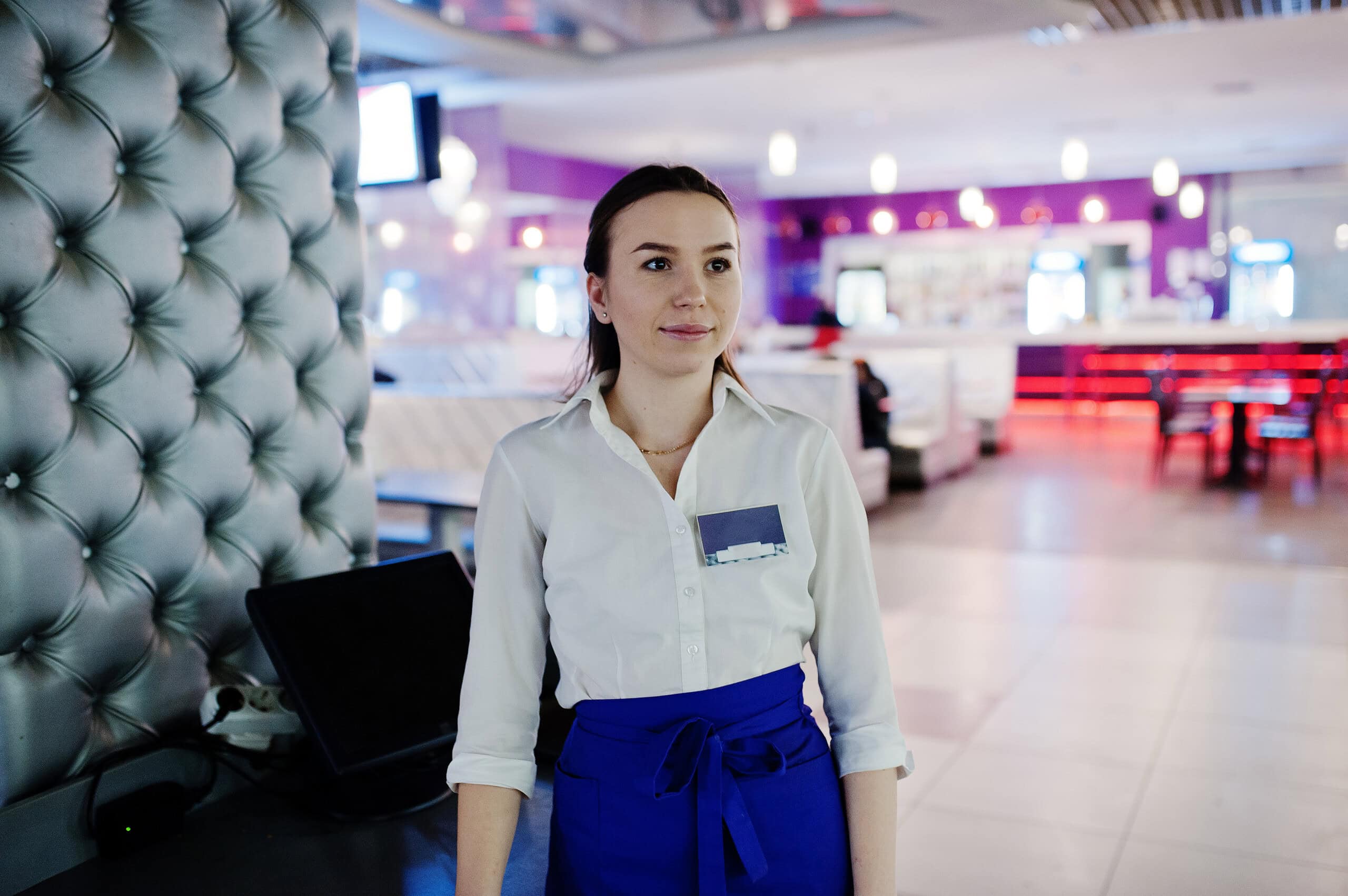 Kameriere ukrainase në restorant, punëtore profesionale mikpritjeje me etiketë emri, që punon në shërbimin ushqimor.